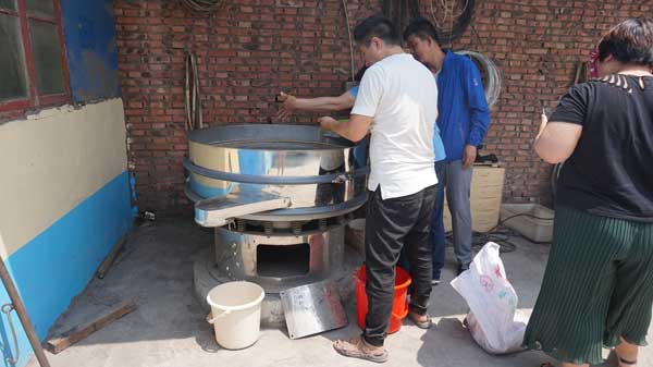 藜麥除雜振動篩試機3：進(jìn)行藜麥篩分